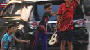Anak-anak bisa turun ke jalan karena pagar dan tembok pembatas yang ada di pinggir tol telah dirusak oleh orang yang tidak bertanggungjawab.  (merdeka.com/imam buhori)