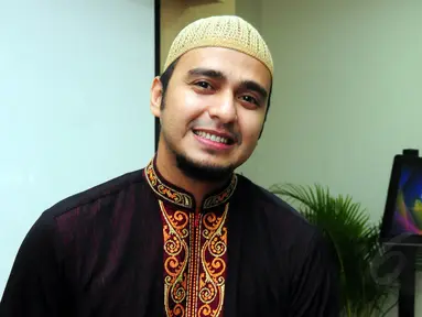 Aktor ganteng Ali Zaenal mengubah cara berpakaiannya semenjak berperan difilm religious. Jakarta (17/6/14) (Liputan6.com/Panji Diksana)