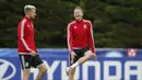 Aaron Ramsey dan Chris Gunter bercengkrama saat sesi latihan timnas Wales di di OSEC Stadium, Dinard, Lyon, Prancis. (5/7/2016). (REUTERS/Stephane Mahe)