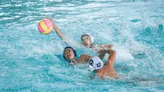 Pemain tim Pari Sakti dan Tirta Kencana 78 berebut bola pada kompetisi polo air Indonesia Open Aquatic Championships 2025 di Stadion Akuatik Gelora Bung Karno, Senayan, Jakarta, Rabu (12/11/2025). (Bola.com/Bagaskara Lazuardi)