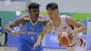 Pemain Basket Thailand, Boonserm Naratip (kanan) mencoba melewati pemain India, Annadurai Aravind pada laga test event Basket Asian Games 2018 di Hall A Senayan, Jakarta, Rabu (7/2/2018). Thailand  menang 79-72. (Bola.com/Nicklas Hanoatubun)