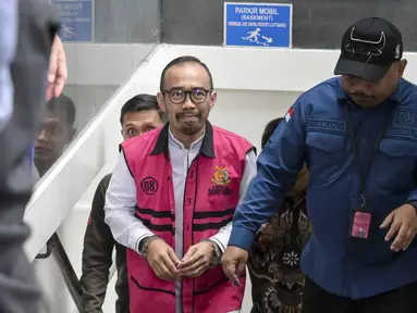Mantan Direktur Utama PT Pertamina Patra Niaga, Riva Siahaan (kiri), dikawal menuju ke ruang sidang untuk mendengar pembacaan vonis oleh majelis hakim Pengadilan Tindak Pidana Korupsi, Jakarta, Kamis (26/2/2026). (BAY ISMOYO/AFP)