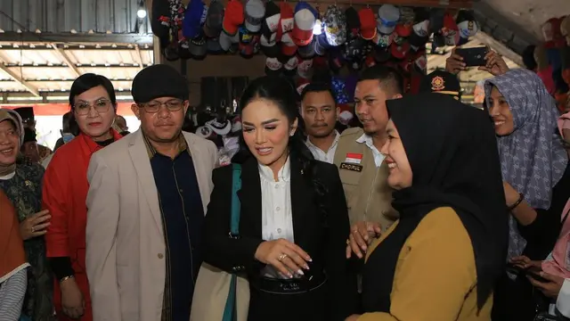 7 Potret Krisdayanti saat Blusukan, Gayanya Jadi Sorotan