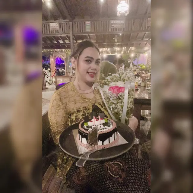 Rayakan Ulang Tahun Istri, Ini 7 Potret Liburan Norman Kamaru di Jogja