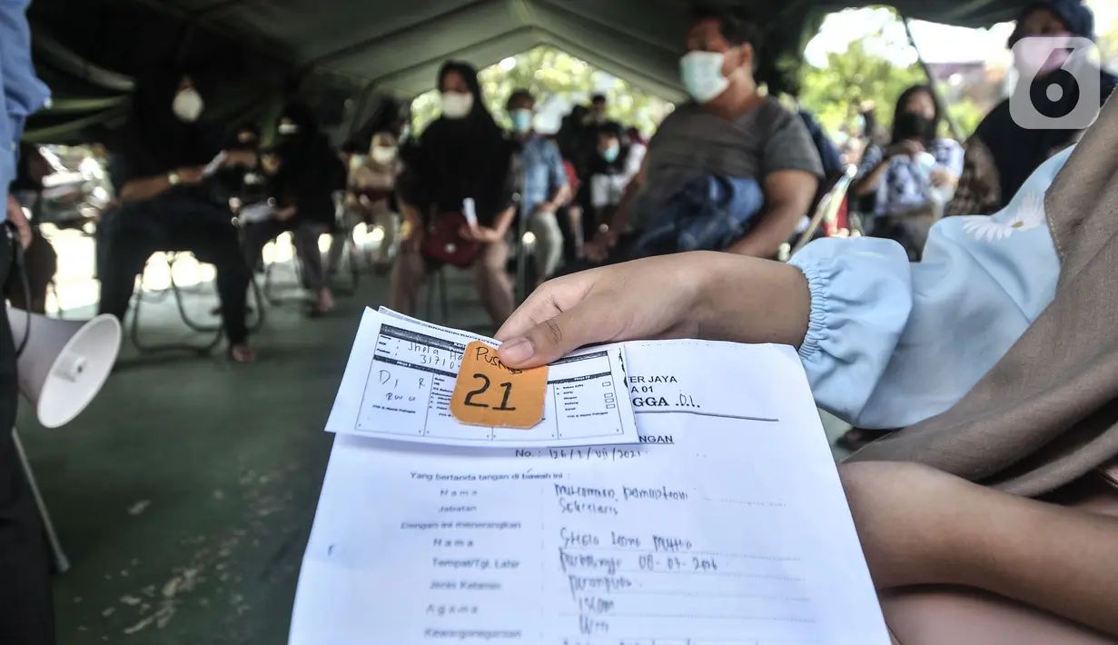 Warga mendapatkan nomor antrean untuk vaksin Covid-19 saat program Vaksinasi Keliling di RPTRA Pulo Besar, Jakarta, Senin (12/7/2021). Pemprov DKI menggelar Vaksinasi Keliling dengan sistem jemput bola untuk mengejar target vaksinasi agar mencapai kekebalan kelompok. (merdeka.com/Iqbal S Nugroho)