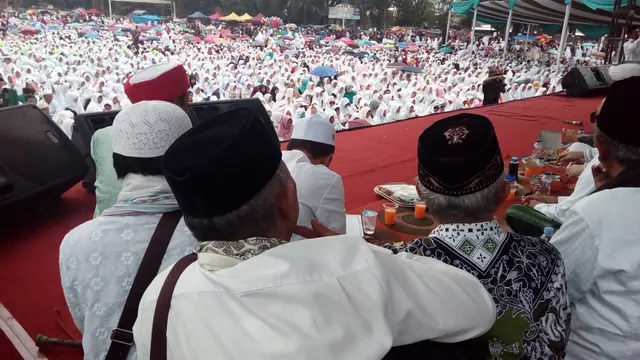 Puluhan ribu umat islam Garut hadir dalam acara istigotsah dan doa bersama keselamatan bangsa
