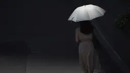 Seseorang berjalan dengan payung di bawah terik matahari di Tokyo, Senin (30/5/2022). Cuaca panas pada hari Senin telah ditetapkan dengan suhu naik lebih dari 27 derajat Celcius (80,6 derajat Fahrenheit) di Tokyo, menurut Badan Meteorologi Jepang. (AP Photo/Eugene Hoshiko)