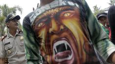 Bonek Mania hadir pada Kongres PSSi di Ancol untuk meminta pertanggung jawaban pemulihan status Persebaya 1927. (Bola.com/Nicklas Hanoatubun)