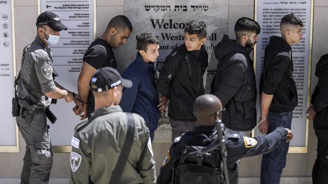FOTO: Bentrok Warga Palestina dengan Pasukan Keamanan Israel di Kompleks Masjid Al Aqsa