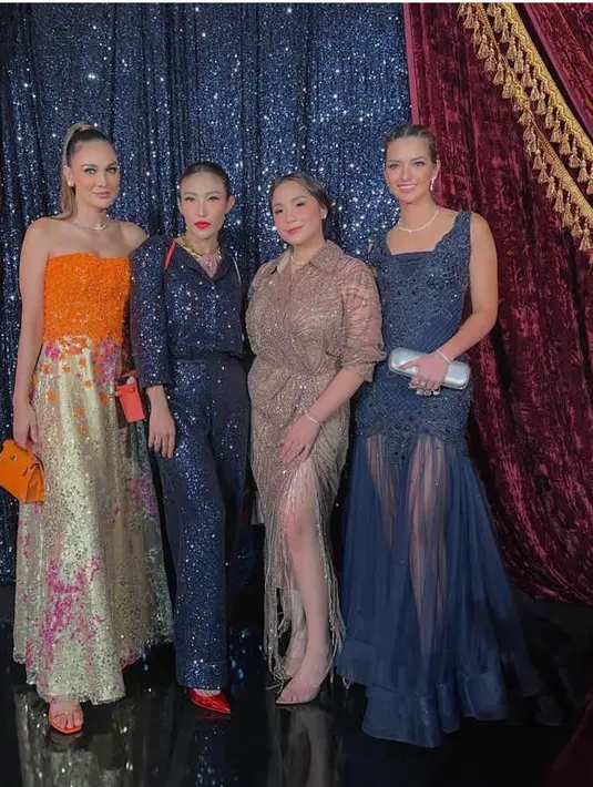 Hadir pula Ayu Dewi, Nagita Slavina, dan Nia Ramadhani yang tampil cantik dan glamor dengan busana bling-bling. @ramadhaniabakrie.