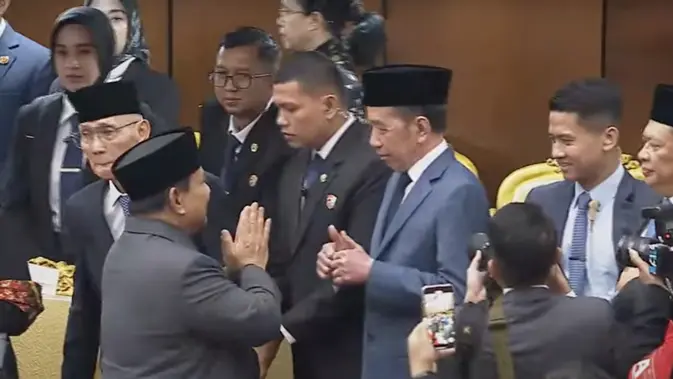 Momen Jokowi Beri 2 Jempol ke Presiden Prabowo Usai Pidato Kenegaraan di Gedung MPR-DPR
