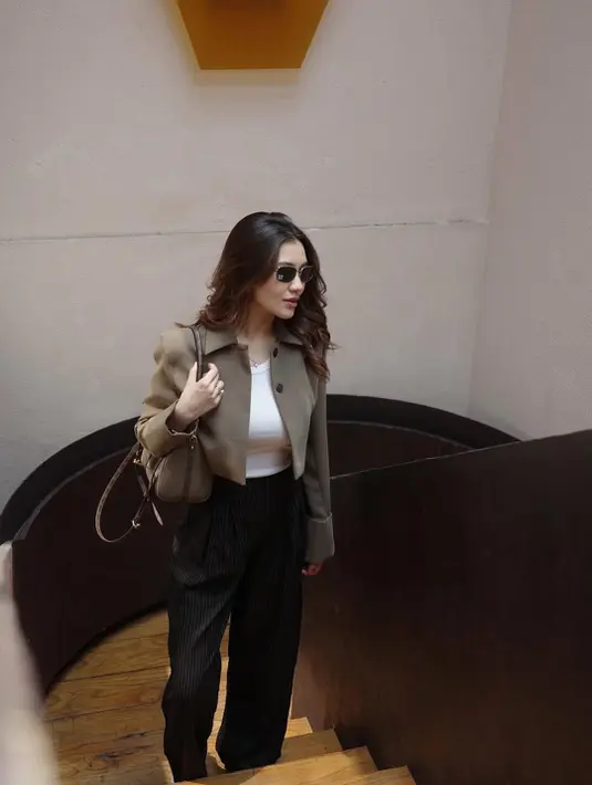 Aaliyah Massaid tampil lebih kasual sebagai busana ngantor yang lebih santai [@aaliyah.massaid]