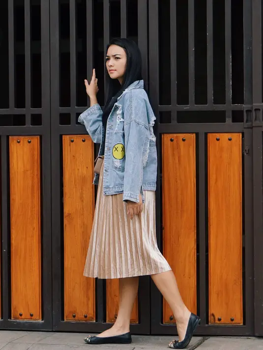 Lagi-lagi dengan jaket denimnya, dan untuk yang satu ini Ciki memadukannya dengan rok remple berwarna pastel dan flat shoes hitamnya. Nggak berlebihan, namun Ciki tetap memukau. (Instagram/citraciki)