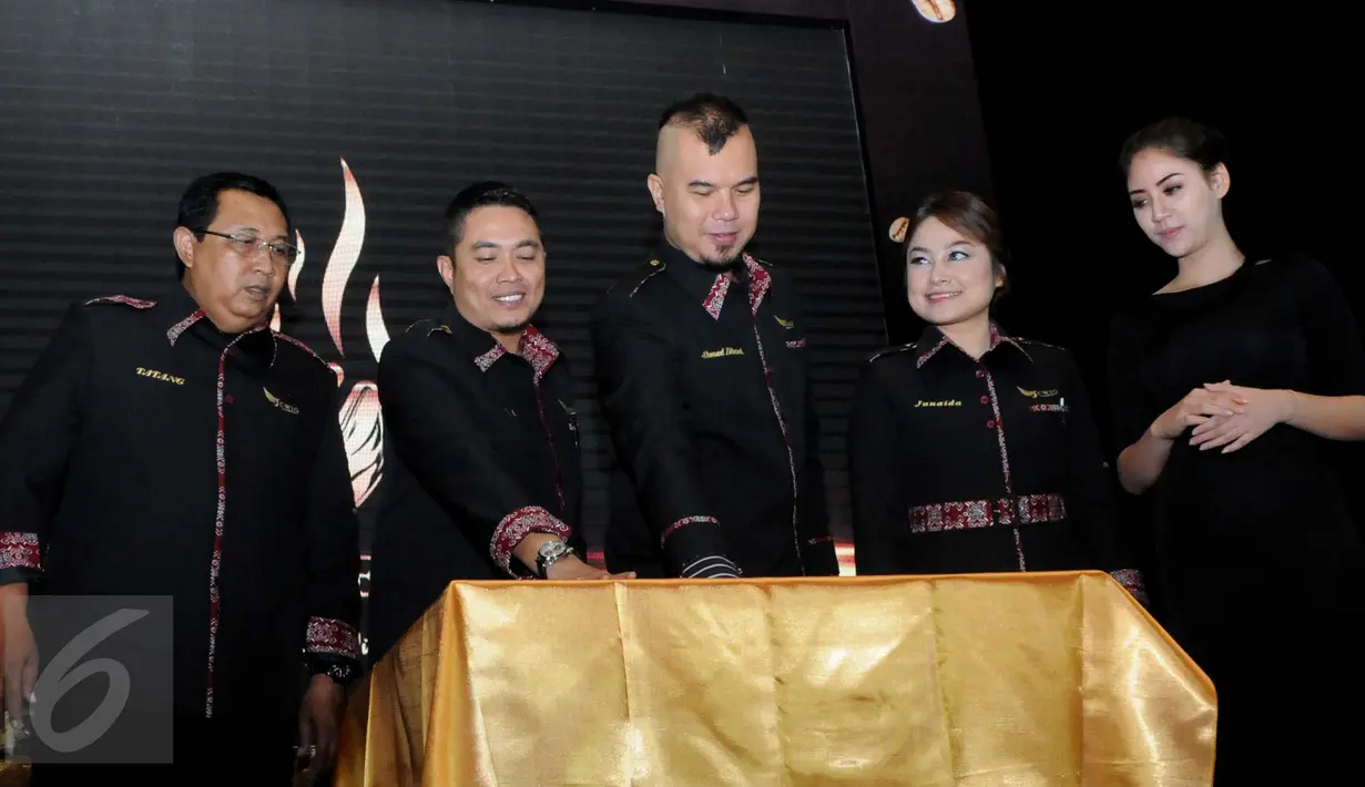 Musisi Ahmad Dhani (tengah) beserta CEO Kopi Pak Belalang Zaini Hassan (kedua kiri) saat peluncuran di Jakarta, (24/3). Musisi ternama Ahmad Dhani sebagai brand ambasador sekaligus produser dalam iklan Kopi Pak Belalang. (Liputan6.com/Helmi Afandi)