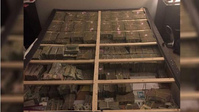 Tumpukan uang di tempat tidur Rocha (viral4real.com)