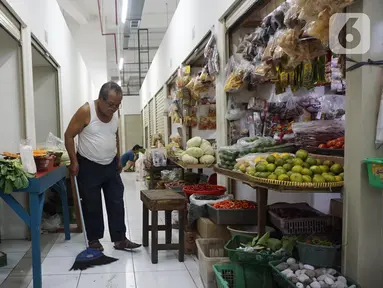 Seorang pedagang pasar menyapu di Jakarta, Senin (28/10/2019). Badan Pusat Statistik (BPS) Provinsi DKI Jakarta mencatat sebagian harga komoditi di Jakarta mengalami penurunan yang menyebabkan deflasi sebesar 0,04 persen selama September 2019. (Liputan6.com/Angga Yuniar)