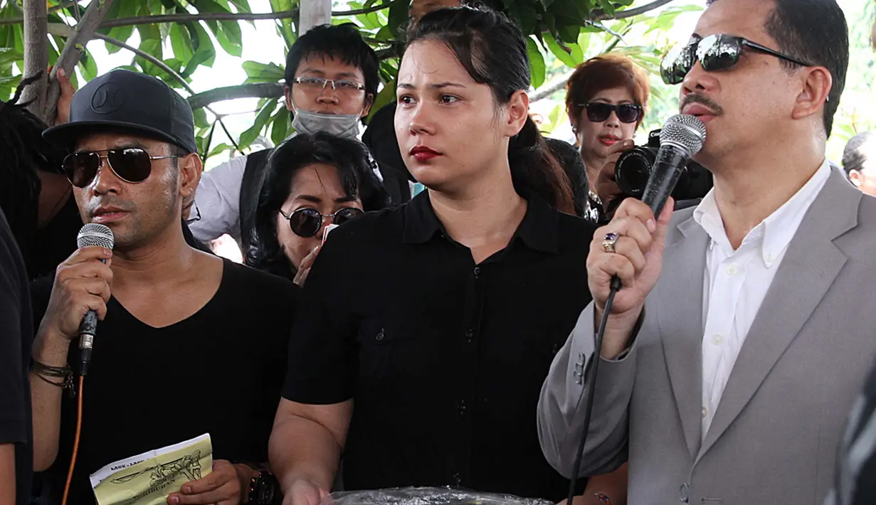 Di TPU Tanah Kusir, Jakarta Selatan, pada Selasa (2/8) siang pacar Mike terlihat hadir dalam pemakaman. Datang dengan baju dan celana serba hitam, ia dibarisan antara keluarga besar Mike. (Deki Prayoga/Bintang.com)
