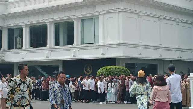 Open house di Istana, ribuan warga nampak antre masuk untuk bertemu dan bersalaman dengan Presiden Joko Widodo atau Presiden Jokowi saat Hari Raya Idulfitri 1445 Hijriah.
