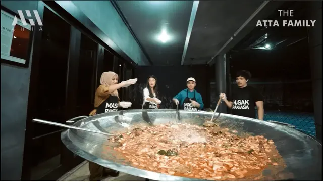 [Fimela] Atta Halilintar Masak Besar