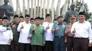 Mendagri Tjahjo Kumolo, Ketua PBNU Said Aqil Siradj, dan Menag Lukman Hakim Syaifuddin, Kasum TNI Laksdya TNI Didit Herdiawan dan pengurus NU foto bersama saat Apel Hari Santri Nasional 2017, Jakarta, Minggu (22/10). (Liputan6.com/Fery Pradolo)