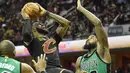 Pemain Cleveland Cavaliers, LeBron James (tengah) berusaha menjangkau basket saat dihadang para pemain Boston Celtics pada laga NBA di Quicken Loans Arena, (29/12/2016). (Reuters/Ken Blaze-USA TODAY Sports)