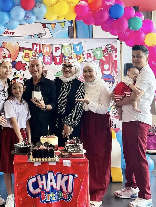 Begitu juga dengan sang adik Syifa dan suaminya yang kompak mengenakan seragam SD. Meski sang ayah dan ibunda lebih memilih mengenakan pakaian serba hitam. @ayutingting92.