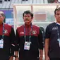 Manajer Timnas Indonesia U-22, Sumardji (kiri), menemani perjuangan Merah Putih bersama pelatih kepala Indra Sjafri (tengah) dan Bima Sakti (kanan) pada SEA Games 2023. (Bola.com/Abdul Aziz)