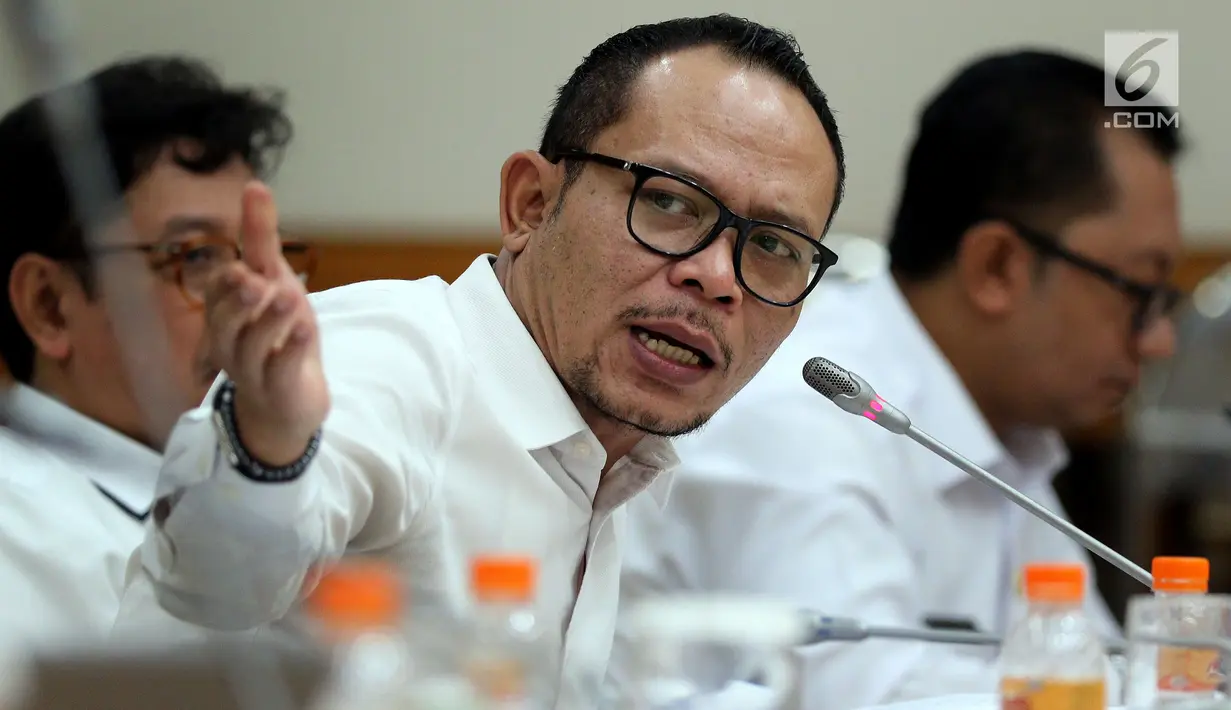 Menteri Ketenagakerjaan Hanif Dhakiri saat mengikuti rapat kerja dengan Tim Pengawas TKI di Kompleks Parlemen, Senayan, Jakarta, Rabu (21/3). Timwas TKI mendorong pemerintah menerapkan sistem perlindungan digital bagi TKI. (Liputan6.com/JohanTallo)