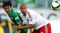 Hamburg's Dutch midfielder Nigel de Jong during German Bundesliga match VfL Wolfsburg vs Hamburg SV in Wolfsburg on September 21, 2008. AFP PHOTO/RONNY HARTMANN