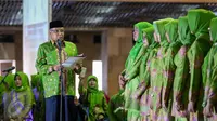 Ketum PBNU, Said Aqil Siradj memberi pidato saat acara pelantikan pengurus Muslimat NU, Jakarta, Selasa (28/3). Acara ini mengangkat tema 'Satukan Langkah Membangun Negeri, Menjaga NKRI'. (Liputan6.com/Faizal Fanani)