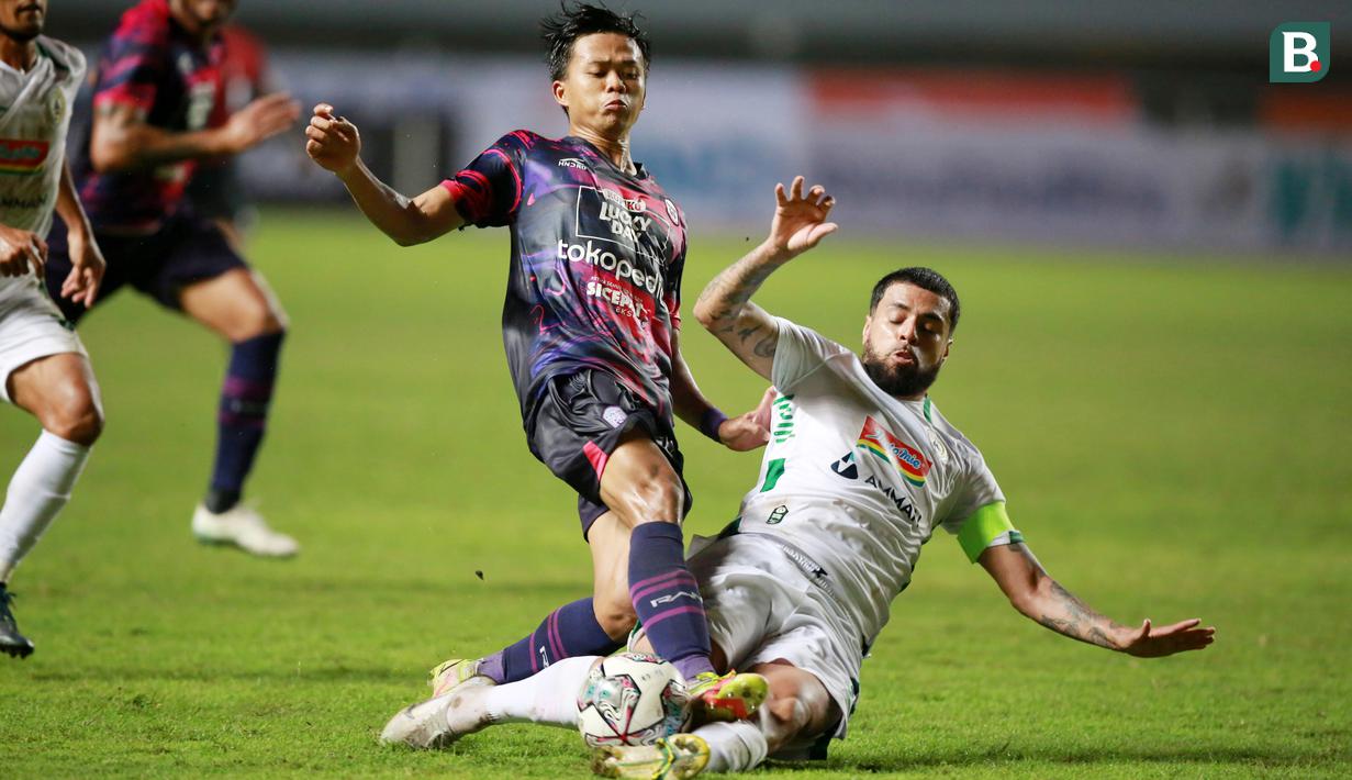 Pemain Rans Nusantara FC, Edo Febriansah, dihadang pemain PSS Sleman, Tallysson Duarte, pada laga BRI Liga 1 di Stadion Pakansari, Bogor, Jumat (29/7/2022). (Bola.com/M Iqbal Ichsan)