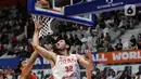Pemain timnas basket Iran, Hasan Aliakbari (kanan) berebut bola dengan pemain Spanyol pada penyisihan Grup G FIBA World Cup 2023 di Indonesia Arena, Gelora Bung Karno, Jakarta, Rabu (30/8/2023). (Liputan6.com/Helmi Fithriansyah)