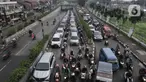 Kendaraan terjebak kemacetan saat melintasi Underpass Pasar Minggu, Jakarta, Kamis (12/3/2020). Kemacetan yang terjadi di Underpass Pasar Minggu imbas dari pembangunan Flyover Poltangan. (merdeka.com/Iqbal Nugroho)