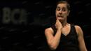 Pebulutangkis tunggal putri Spanyol, Carolina Marin, menghapus keringat di bagian lehernya saat laga perempat final BCA Indonesia Open di Istora Senayan, Jakarta, Jumat (3/6/2016). (Bola.com/Vitalis Yogi Trisna)