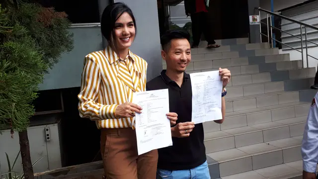 Baby Niken melaporkan Sandy Tumiwa dengan pasal dugaan pencemaran nama baik.