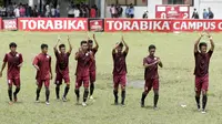 Pemain Universitas Negeri Makassar (UNM) melakukan selebrasi usai menang atas Unmuh Pare-pare pada laga Torabika Campus Cup 2017 di Stadion UNM, Makassar, Selasa, (17/10/2017). UNM menang 2-0 atas Unmuh Pare-pare. (Bola.com/M Iqbal Ichsan)
