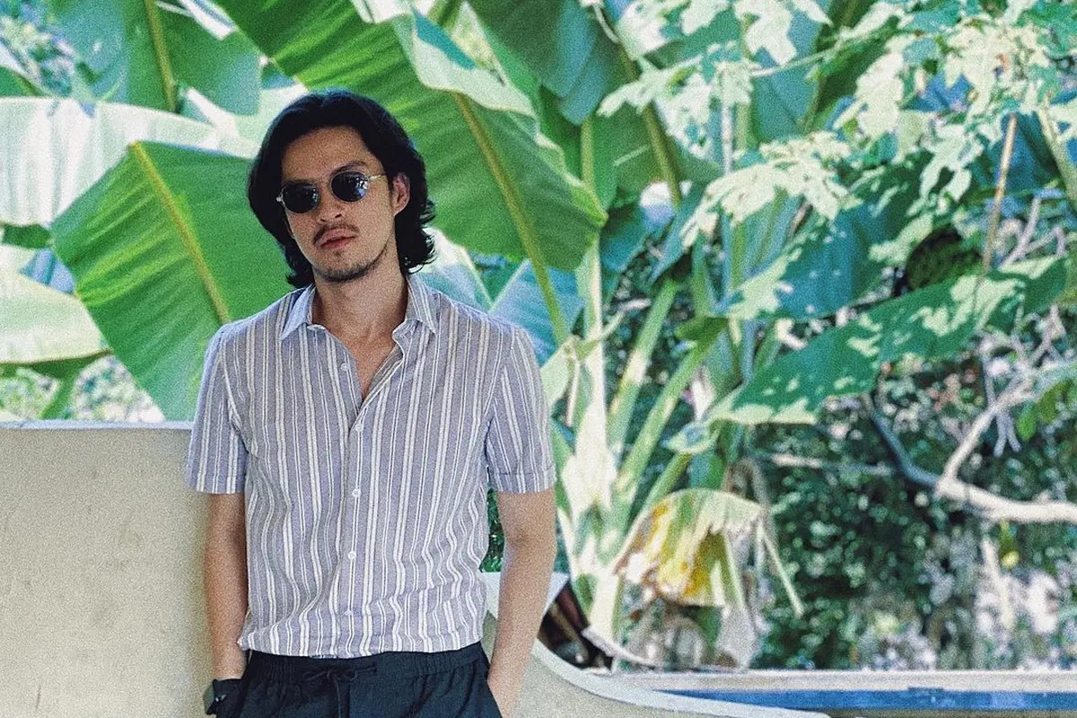 6 Potret Terbaru Morgan Oey dengan Rambut Gondrong dan Kumis Tebal, Makin Macho