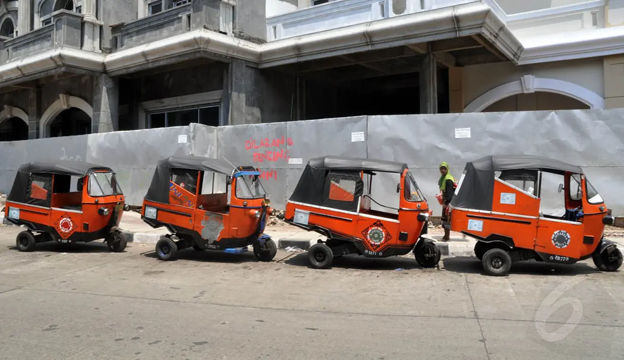 Pemerintah Provinsi DKI Jakarta menargetkan, selambat-lambatnya pada akhir 2016, bajaj oranye sudah tidak ada lagi di Ibukota, (25/10/14). (Liputan6.com/Miftahul Hayat)