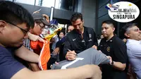 Kiper Paris Saint-Germain, Gianluigi Buffon, mendapat sambutan meriah saat tiba di Singapura. Buffon bersama PSG rencananya akan menjalani laga International Champions Cup 2018. (dok. ICC)