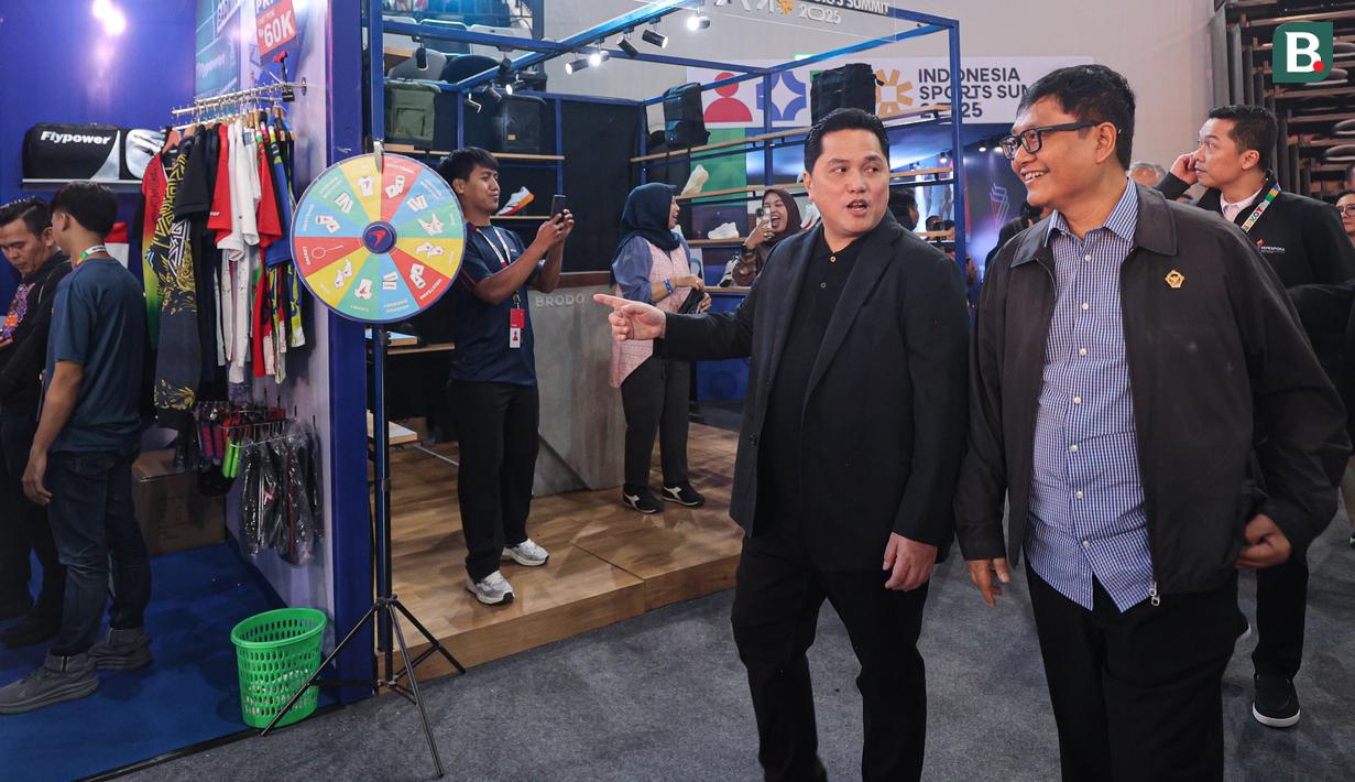 Menpora Erick Thohir saat berkeliling di Indonesia Sports Summit 2025 (ISS 2025) resmi digelar di Indonesia Arena, Senayan, Jakarta pada Sabtu (6/12/2025).