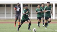 Gelandang Timnas Indonesia U-23, Billy Keraf, menggiring bola saat melawan Semen Padang pada laga ujicoba di Stadion Madya, Jakarta, Selasa (12/3). Keduanya bermain imbang 2-2. (Bola.com/Vitalis Yogi Trisna)
