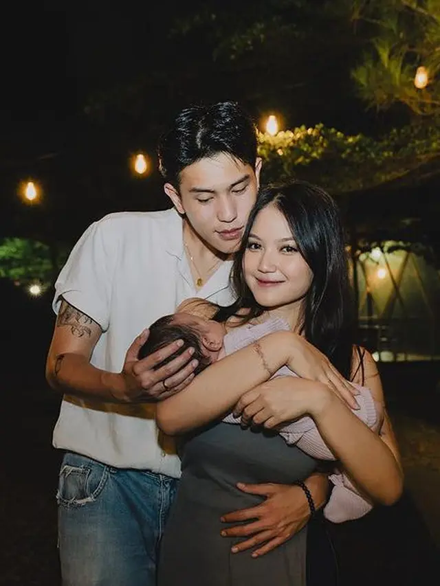 6 Potret Kejutan Ultah Julian Jacob dari Mirriam Eka, Gendong Istri dan Anak