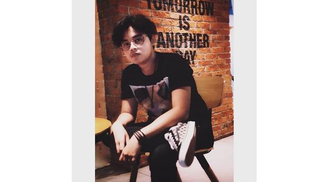 Jarang Terekspos, Ini 6 Potret Axel Anak Moldy Radja yang Jadi Penyanyi