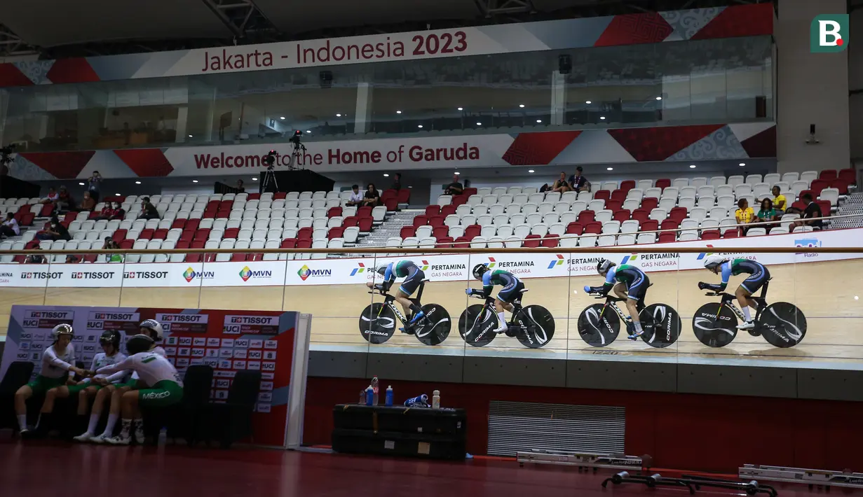 Tim balap sepeda Uzbekistan berkompetisi pada babak kualifikasi nomor team pursuit putri UCI Track Nation Cup 2023 yang berlangsung di Jakarta International Velodrome, Rawamangun, Jakarta, Kamis (23/2/2023). (Bola.com/Bagaskara Lazuardi)