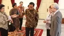 Presiden Joko Widodo menerima kunjungan perwakilan The elders di Istana Merdeka Jakarta, Rabu (29/11). The Elders adalah organisasi non-pemerintah perkumpulan para mantan kepala negara dunia. (Liputan6.com/Angga Yuniar)