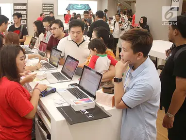 Calon pembeli sedang melakukan transaksi untuk pembelian iPhone 8, iPhone 8 Plus, dan iPhone X, di Central Park, Jakarta, Jumat (22/12). Mereka rela antre dari pagi untuk iPhone seri terbaru. (Liputan6.com/Angga Yuniar)