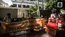 Sejumlah anak muda menggelar aksi damai di luar Kantor Komnas HAM, Jakarta, Kamis (14/7/2022). Mereka meminta hak asasi akibat krisis iklim dengan mengadukan kepada Komnas HAM terkait pembiaran krisis Iklim karena sudah sangat berpengaruh pada kehidupan, ekonomi, dan kesehatan perorangan maupun kelompok akibat kenaikan suhu bumi serta cuaca ekstrem. (Liputan6.com/Faizal Fanani)