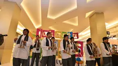 Sejumlah anak dengan autisme memainkan angklung dalam rangkaian acara Jakarta Kids Festival di Jakarta, Minggu (30/11/2014).(Liputan6.com/Faizal Fanani)  
