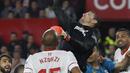 Kiper Sevilla, David Soria berusaha menjangkau bola saat duel dengan pemain Real Madrid  pada laga La Liga Santander di Sanchez Pizjuan stadium, Seville, (9/5/2018). Madrid kalah 2-3 dari Sevilla.  (AP/Miguel Morenatti)