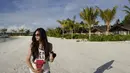 Sabai Morscheck yang sedang hamil menikmati suasana pantai di Maldives dimana ia melakukan liburan berdua dengan sang suami, Ringgo Agus Rahman. Dengan busana santai ia pun menyusuri pantai. (via instagram/@ringgoagus)
